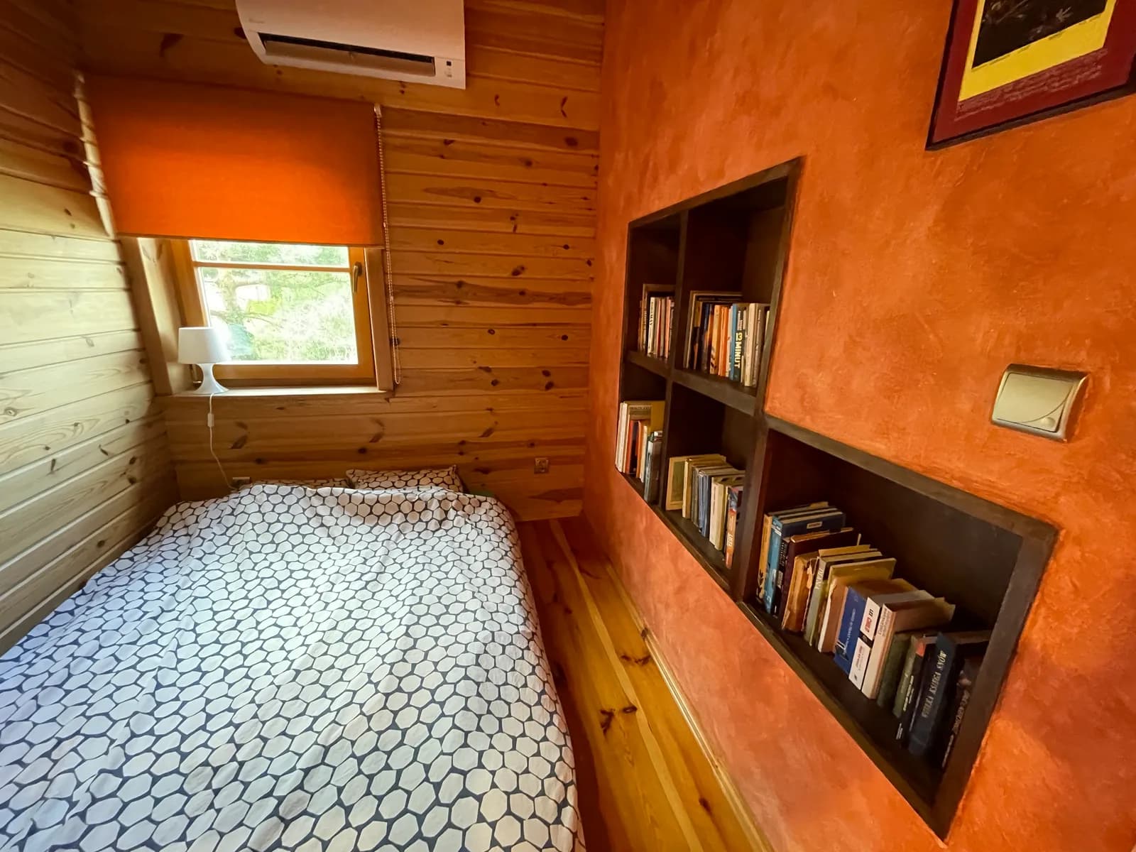 Miejsce do spania przy biblioteczce na klimatyzowanym poddaszu