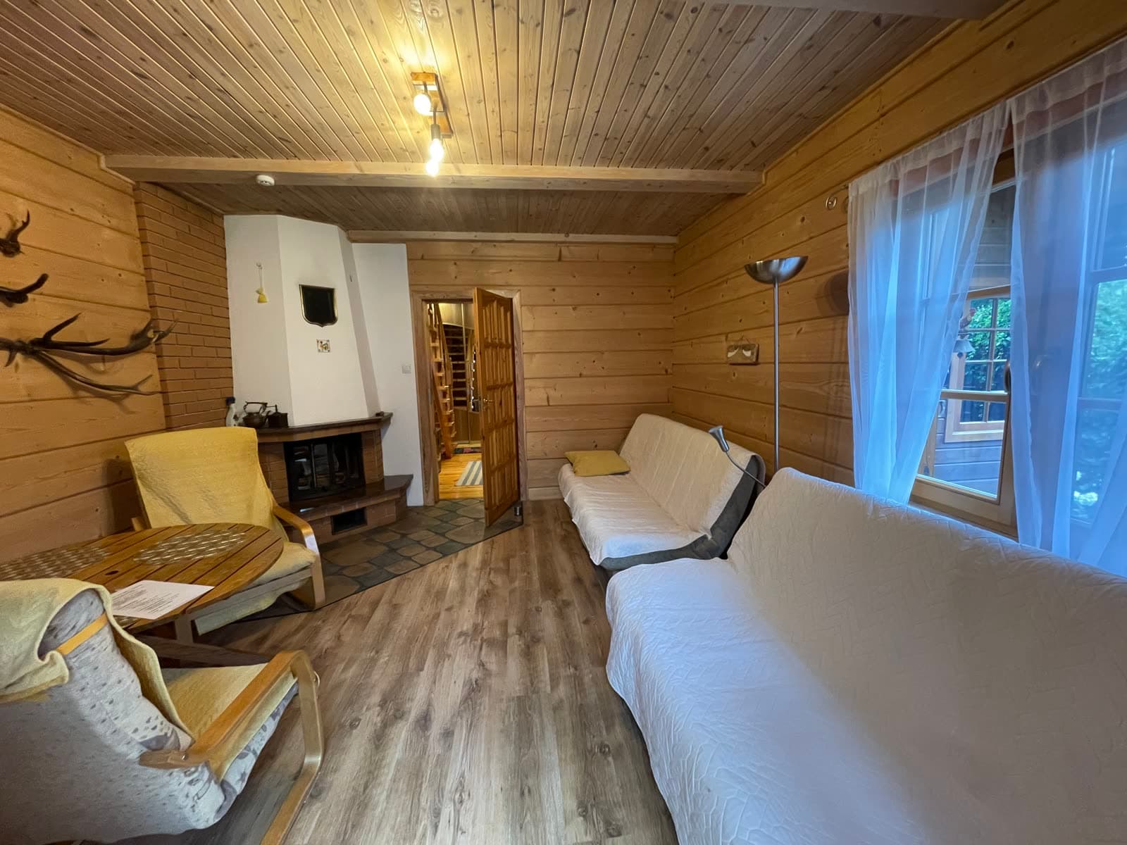 Salon z kominkiem w domku Klepaczew39