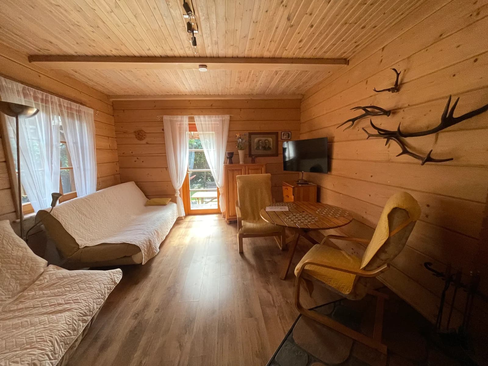 Salon z kanapami i wyjściem na taras